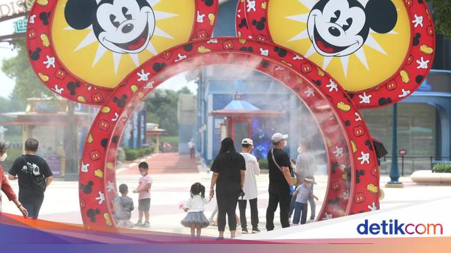  Disneyland Shanghai Tiba-tiba Ditutup, Ribuan Pengunjung Terjebak
