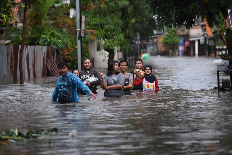 Warga melintasi banjir di Pela Mampang, Jakarta, Minggu (7/11/2021). Sejumlah wilayah di Jakarta terendam banjir akibat intensitas hujan yang tinggi. ANTARA FOTO/Akbar Nugroho Gumay/hp.