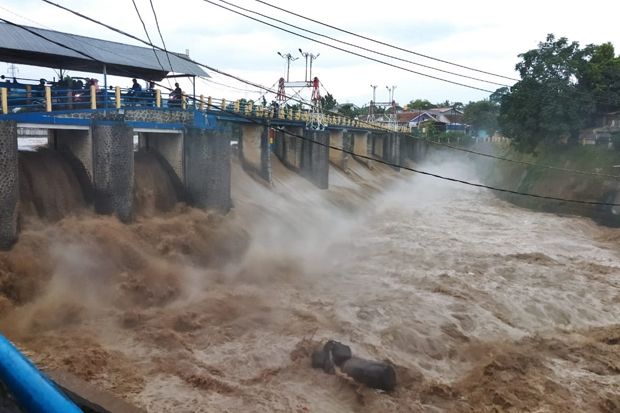 Ketinggian air Sungai Ciliwung berada pada titik 140cm atau status siaga 3 di Bendung Katulampa, Bogor. Foto/Dok/Istimewa