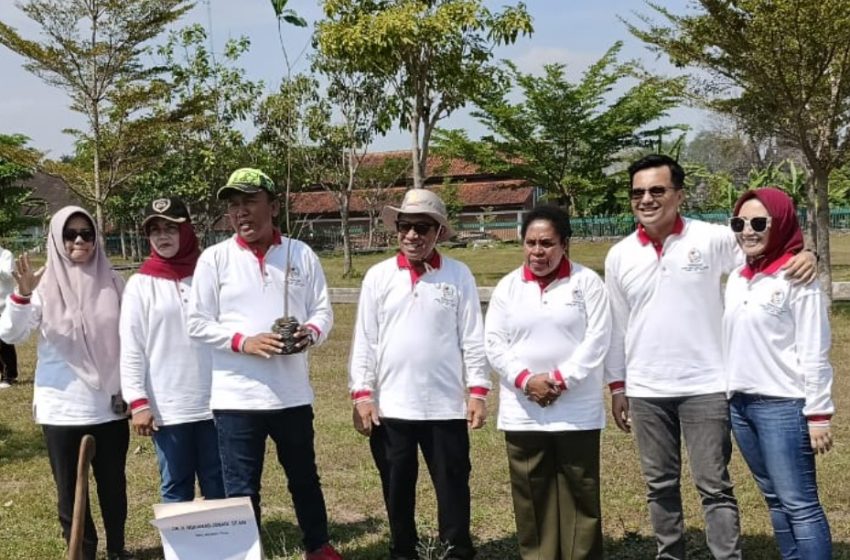  Doktor Jumadi dan Forwakada Menanam Pohon di Candi Prambanan
